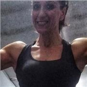 Personal trainer femminile offre percorso fitness personalizzato